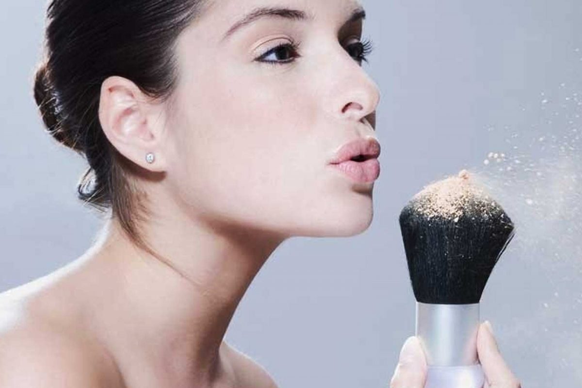 نحوه استفاده از پودر تثبیت‌ کننده آرایش صورت؟